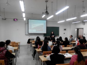 段玲琍经理介绍系列讲座主旨和主讲嘉宾